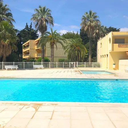 Modern In With Large Pool شقة *