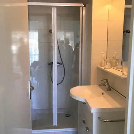 Modern In With Large Pool شقة